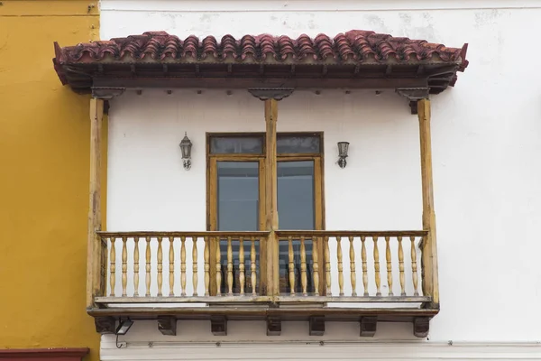 コロンビアのカルタヘナにある典型的なラテンアメリカ植民地時代の窓で見る — ストック写真