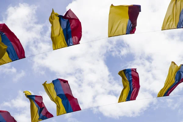 Κολομβιανές Σημαίες Κάτω Από Τον Γαλάζιο Ουρανό Στην Μπογκοτά Της — Φωτογραφία Αρχείου