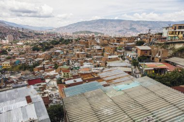 Medellin, Kolombiya 'daki Comuna 13 tepelerindeki evlere baktık.