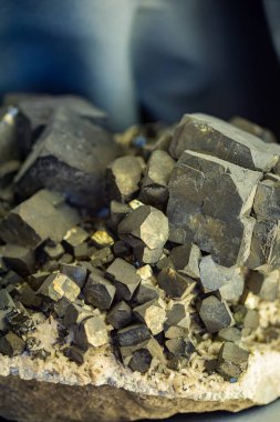 Çiğ galenit mineral kristallerinin yakınlaştırılması