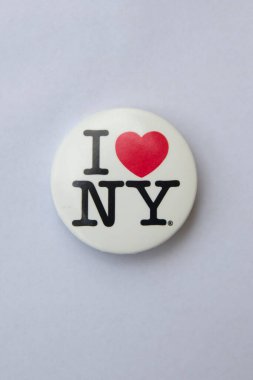 Rozetteki New York logosuna bayılırım. Bu logo, 1977 'den beri New York eyaletinde turizmi desteklemek için kullanılan bir reklam kampanyasının temeli..