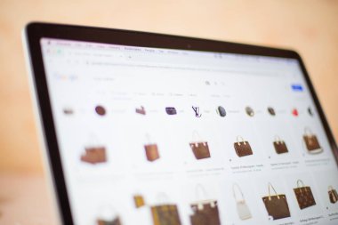 Louis Vuitton 'ın internet sitesi bilgisayar ekranında. Louis Vuitton 1854 'te kurulan bir Fransız moda evi ve dünyanın önde gelen uluslararası moda merkezlerinden biri.