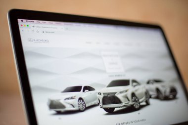 Lexus web sitesi bilgisayar ekranında. Lexus, Japon otomobil üreticisi Toyota 'nın 1986 yılında kurulmuş lüks araç bölümüdür..