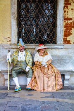 Venedik, İtalya 'da Venedik karnaval maskeli kimliği belirsiz kişiler. 26 Ocak - 12 Şubat 2013 tarihleri arasında düzenlenmektedir..