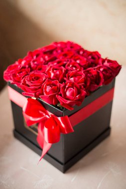 Kırmızı güllerle dolu kutuya yaklaş.