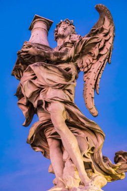 İtalya, Roma 'daki Ponte Sant Angelo' da kolon taşıyan bir melek heykeli. Heykeltıraş Antonio Raggi tarafından 1669 'da yapıldı..