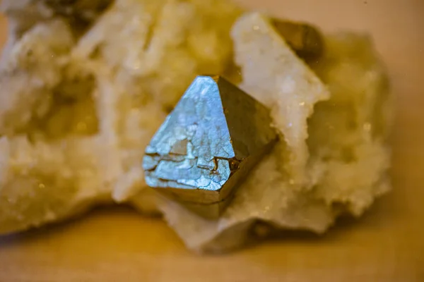 Крупный План Минерального Пиритного Кристалла — стоковое фото
