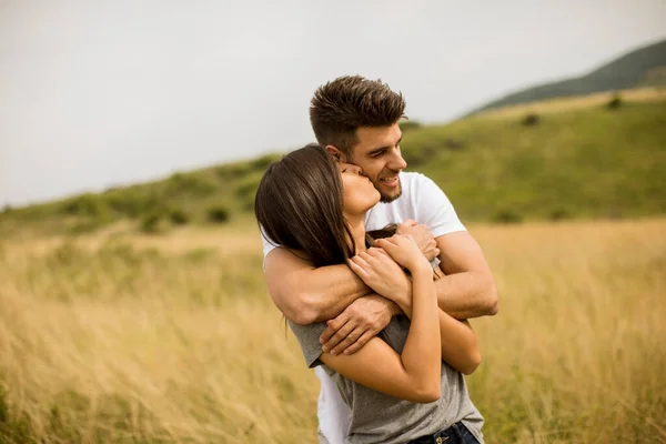 Pretty Young Couple Love Spring Nature — Stock Photo, Image