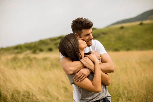 Mooi Jong Paar Verliefd Buiten Lente Natuur — Stockfoto