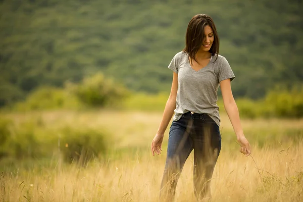 Mujer Joven Bonita Caminando Campo Hierba Alta —  Fotos de Stock