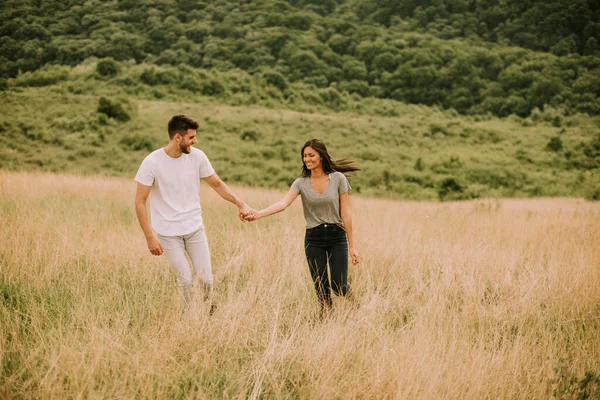 Gelukkig Jong Paar Liefde Lopen Door Gras Veld — Stockfoto