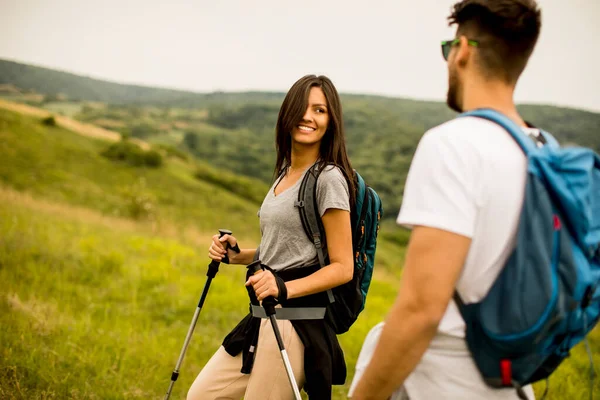 Lachend Jong Stel Wandelen Met Rugzakken Groene Heuvels — Stockfoto