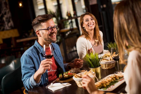 Grupo Jovens Felizes Jantando Restaurante — Fotografia de Stock