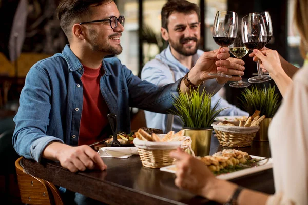 Groep Gelukkige Jongeren Dineren Het Restaurant — Stockfoto