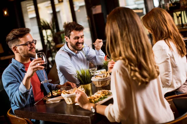 Bir Grup Mutlu Genç Restoranda Yemek Yiyor — Stok fotoğraf