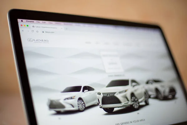 在电脑屏幕上的凌志网站 Lexus 是日本丰田汽车 Toyota 的豪华车分公司 成立于1986年 — 图库照片