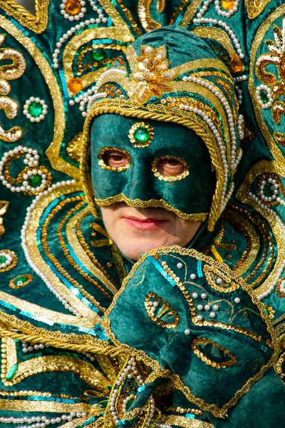在意大利威尼斯 一个戴着威尼斯狂欢节面具的身份不明的人 2013年1月26日至2月12日举行 — 图库照片