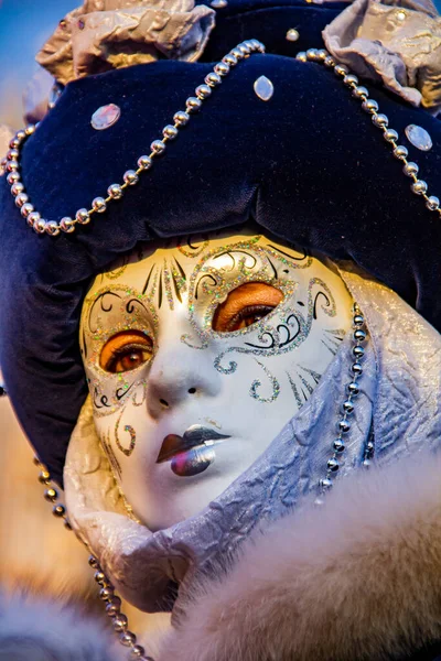 Venice Italië Februari 2013 Niet Geïdentificeerde Persoon Met Venetiaans Carnavalsmasker — Stockfoto