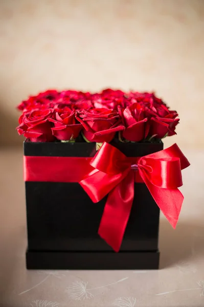 Detailní Záběr Krabice Plné Rudých Růží — Stock fotografie