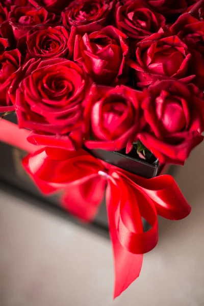 赤いバラでいっぱいの箱の閉まり — ストック写真