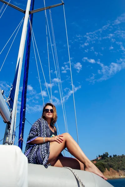 Söt Ung Kvinna Koppla Båten Havet Solig Dag — Stockfoto