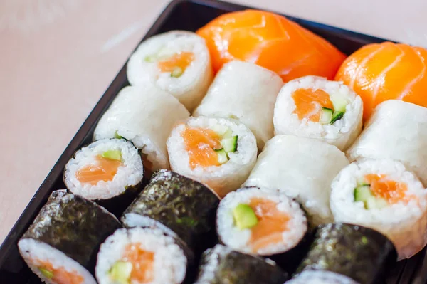 盘子里有新鲜的寿司 蛋黄酱和黑鱼 — 图库照片