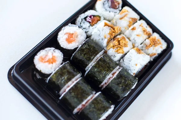 Frissen Készített Sushi Maki Ropogós Tekercsek Tányéron — Stock Fotó