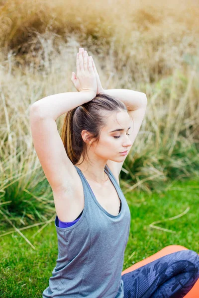 Jonge Vrouw Doet Yoga Oefening Het Park — Stockfoto