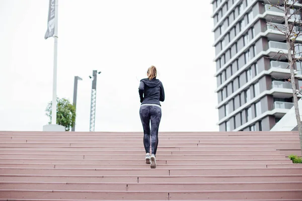 Genç Bir Kadın Şehir Merdivenlerinde Koşuyor Müzik Dinliyor — Stok fotoğraf