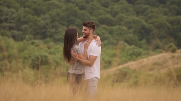 Joli jeune couple amoureux dehors au printemps nature — Video