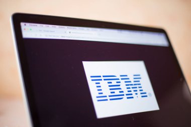 Bilgisayar ekranında IBM web sitesi. IBM, 1911 yılında kurulan çok uluslu bir Amerikan teknoloji şirketidir..