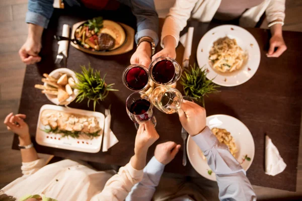Dört Kırmızı Şarap Restoranda Servis Edilen Masada Kadeh Kaldırma — Stok fotoğraf