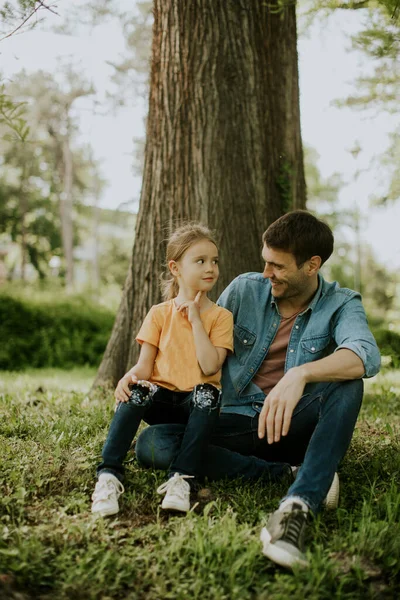 Single Father Sitting Grass Tree Cute Little Daughter — Stock Photo, Image