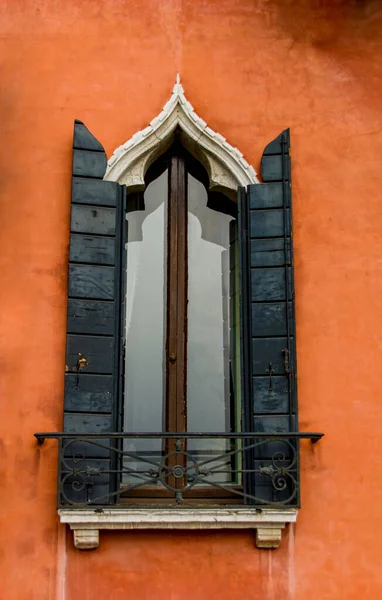 Stara Tradycyjna Wdowa Budynku Wenecji Włochy — Zdjęcie stockowe
