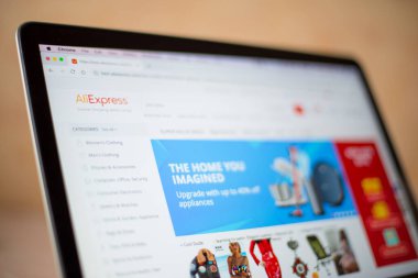 AliExpress web sitesi bilgisayar ekranında. 2010 yılında kurulan çevrimiçi bir perakende servisidir..