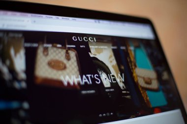 Gucci web sitesi bilgisayar ekranında. Gucci, 1921 yılında kurulan İtalyan moda ve deri ürünleri markasıdır..