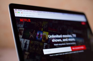 Bilgisayar ekranında Netflix web sitesi. Netflix, merkezi Los Gatos, Kaliforniya 'da bulunan ve 1997 yılında kurulmuş bir Amerikan medya hizmeti sağlayıcısıdır.
