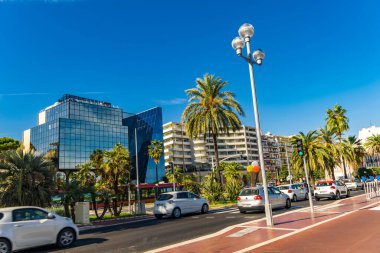 Güzel, FRANCE - 5 Ekim 2019: Fransa 'nın Nice şehrinde gezinti güvertesi. Bu 7 km uzunluğundaki pormenade Nice 'in en önemli eğlencesi..