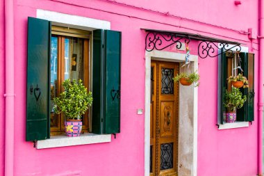 İtalya 'nın Burano adasındaki geleneksel parlak renkli eve bakın.