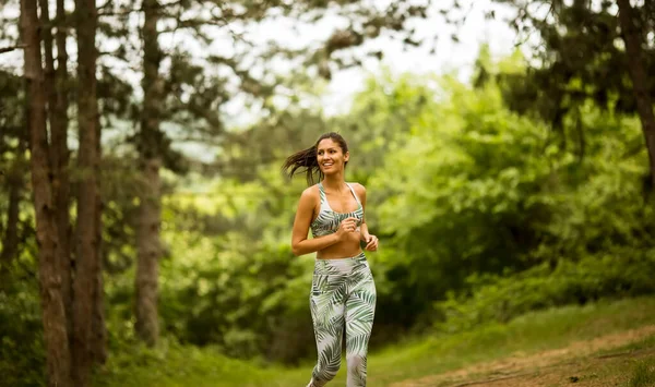 Pěkná Mladá Fitness Žena Běží Lesní Stezce — Stock fotografie