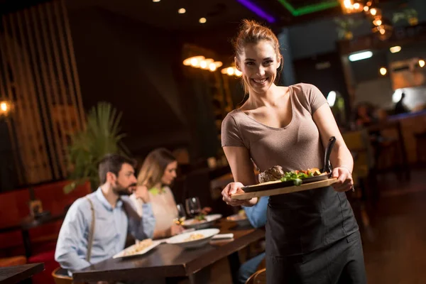 Bella Cameriera Donna Che Serve Gruppo Amici Con Cibo Nella — Foto Stock