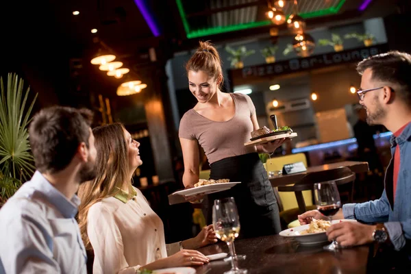 Mulher Garçom Bonita Servindo Grupo Amigos Com Comida Restaura — Fotografia de Stock