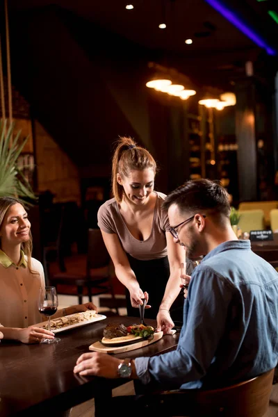Pretty Waiter Woman Serving Group Friends Food Restaura — Stock Photo, Image
