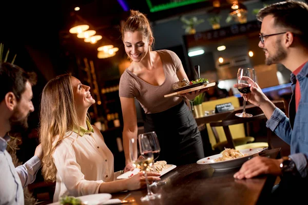 Mulher Garçom Bonita Servindo Grupo Amigos Com Comida Restaura — Fotografia de Stock