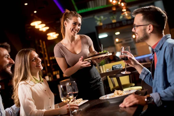 Bella Cameriera Donna Che Serve Gruppo Amici Con Cibo Nella — Foto Stock