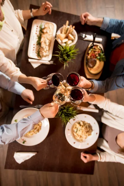 Fyra Händer Med Rött Vin Rostning Över Serveras Bord Med — Stockfoto