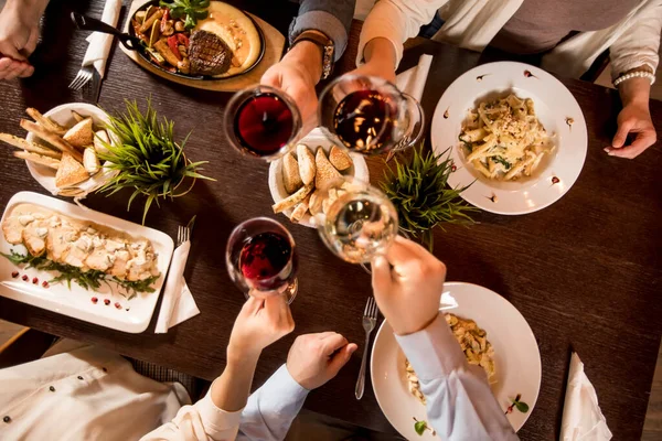 Quattro Mani Con Vino Rosso Tostare Sul Tavolo Servito Con — Foto Stock