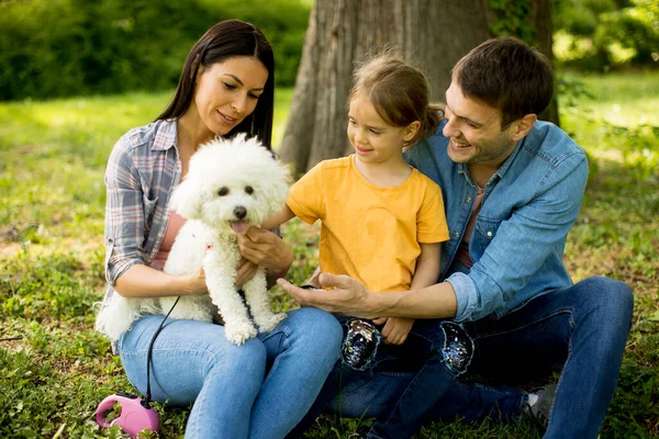 Feliz Familia Joven Con Lindo Perro Bichon Parque — Foto de Stock