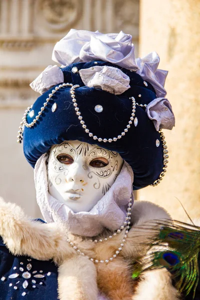 Venice Italië Februari 2013 Niet Geïdentificeerde Persoon Met Venetiaans Carnavalsmasker — Stockfoto