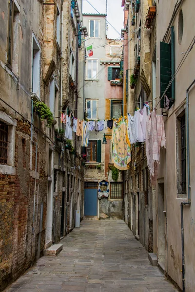 Vue Sur Des Vêtements Suspendus Une Corde Linge Dans Une — Photo